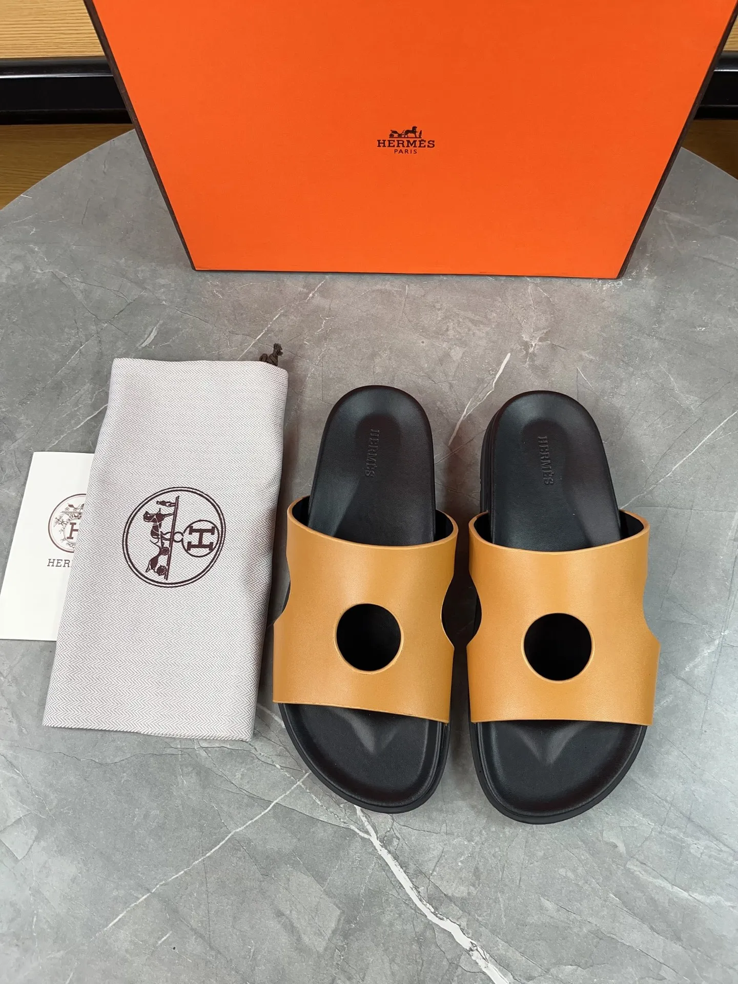 p400🐮🐮H family classic (couple style) Hermes Hermes spring and summer sandals series! Classic style, always popular slippers - sandals, great with any combination! ! ! Upper: imported PU inner lining: imported mixed sheepskin Outsole: Tpu non-slip and wear-resistant outsole Female size: 35-40 (customized at 41) Male size: 39-45 (customized at 39.45)